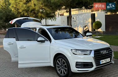 Позашляховик / Кросовер Audi Q7 2018 в 