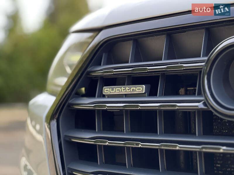 Позашляховик / Кросовер Audi Q7 2017 в Ужгороді