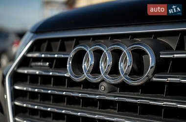 Позашляховик / Кросовер Audi Q7 2017 в 