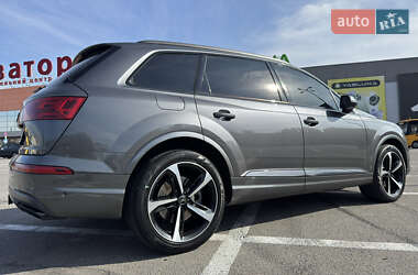 Позашляховик / Кросовер Audi Q7 2019 в 