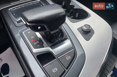 Позашляховик / Кросовер Audi Q7 2018 в 