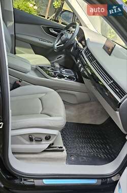 Позашляховик / Кросовер Audi Q7 2017 в 