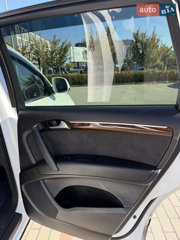 Позашляховик / Кросовер Audi Q7 2011 в Ужгороді