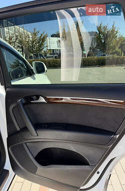 Позашляховик / Кросовер Audi Q7 2011 в 