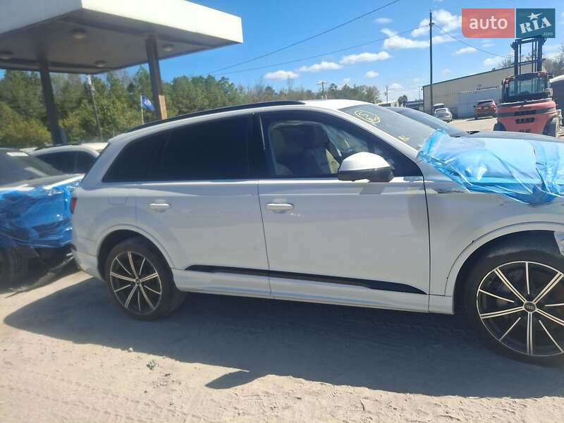 Позашляховик / Кросовер Audi Q7 2021 в 