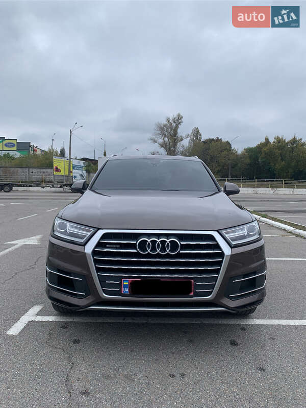 Позашляховик / Кросовер Audi Q7 2017 в 