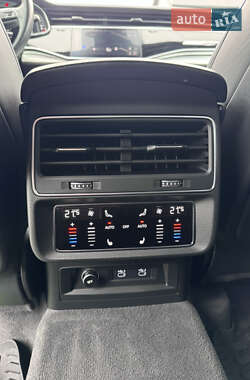 Позашляховик / Кросовер Audi Q7 2021 в 