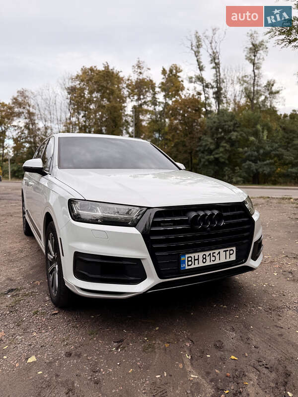 Внедорожник / Кроссовер Audi Q7 2016 в 