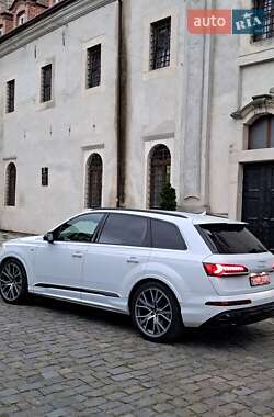 Позашляховик / Кросовер Audi Q7 2020 в 