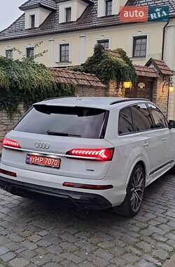 Позашляховик / Кросовер Audi Q7 2020 в 