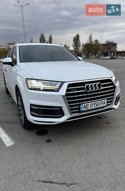 Позашляховик / Кросовер Audi Q7 2019 в 