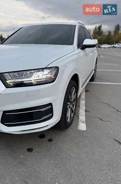 Позашляховик / Кросовер Audi Q7 2019 в 