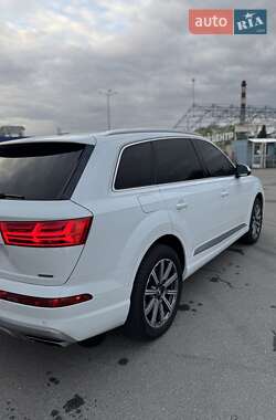 Позашляховик / Кросовер Audi Q7 2019 в 