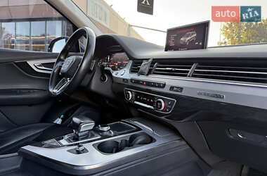 Позашляховик / Кросовер Audi Q7 2015 в 