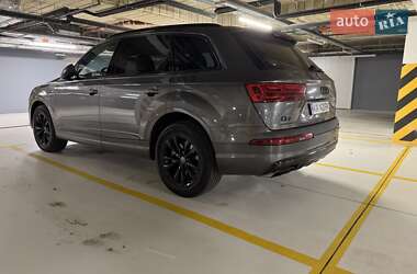 Позашляховик / Кросовер Audi Q7 2018 в 