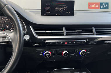 Позашляховик / Кросовер Audi Q7 2017 в 
