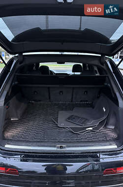 Внедорожник / Кроссовер Audi Q7 2016 в 