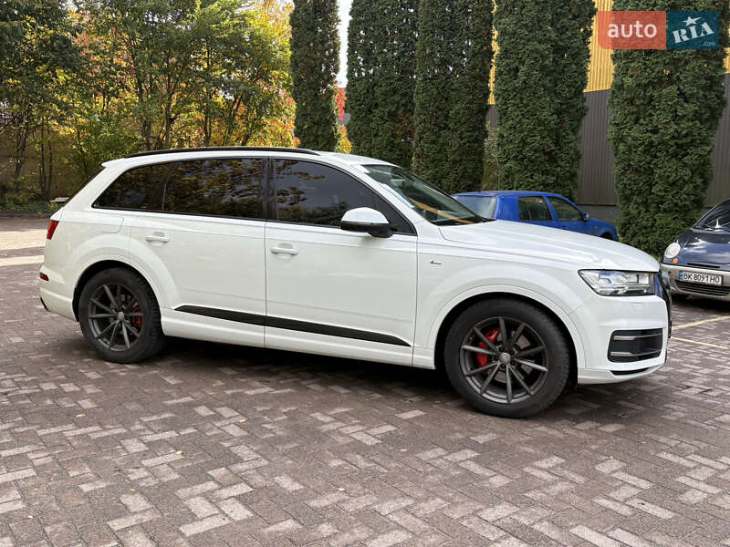 Позашляховик / Кросовер Audi Q7 2015 в Рівному