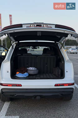 Позашляховик / Кросовер Audi Q7 2020 в 