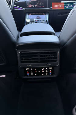 Позашляховик / Кросовер Audi Q7 2020 в 