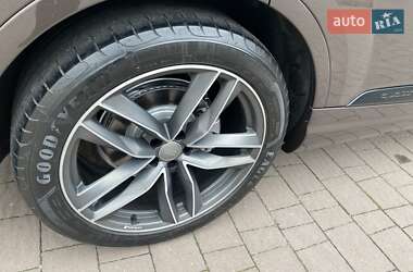 Позашляховик / Кросовер Audi Q7 2015 в 