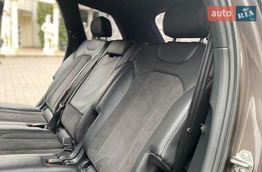 Позашляховик / Кросовер Audi Q7 2015 в 