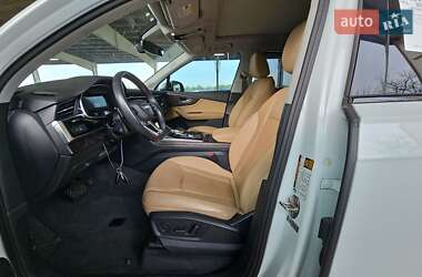 Позашляховик / Кросовер Audi Q7 2020 в 