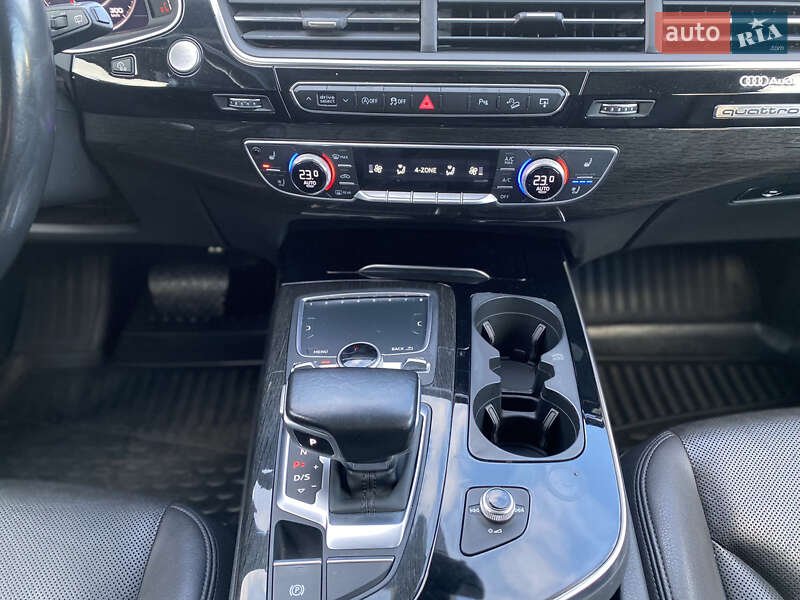 Позашляховик / Кросовер Audi Q7 2015 в Луцьку
