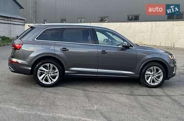 Позашляховик / Кросовер Audi Q7 2021 в 