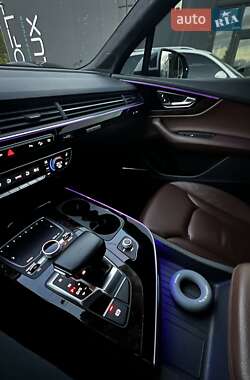 Внедорожник / Кроссовер Audi Q7 2017 в 