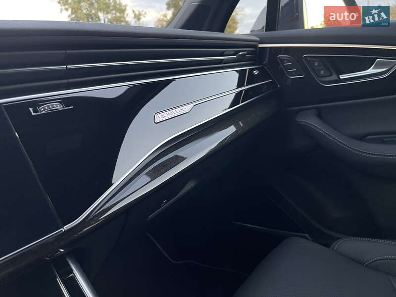 Позашляховик / Кросовер Audi Q7 2024 в Ужгороді