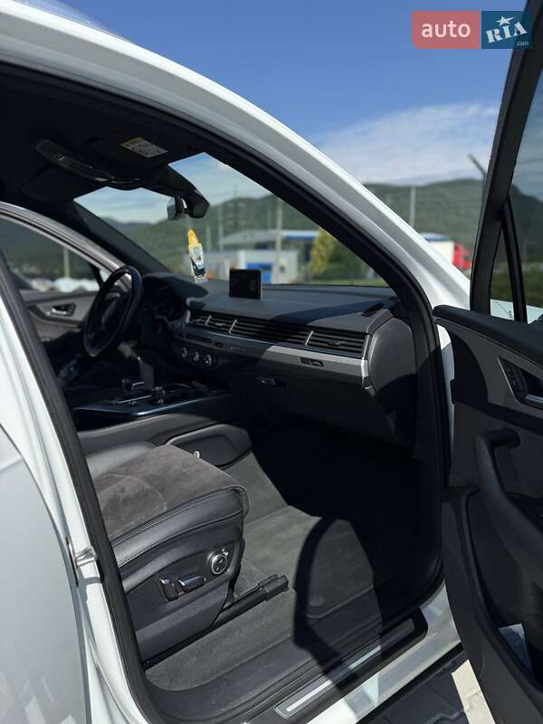 Внедорожник / Кроссовер Audi Q7 2016 в Хусте