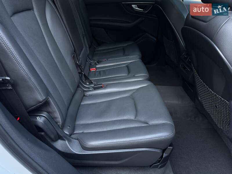 Внедорожник / Кроссовер Audi Q7 2017 в Черновцах