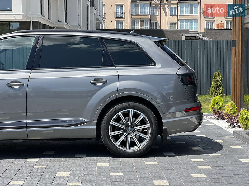 Позашляховик / Кросовер Audi Q7 2017 в Ужгороді