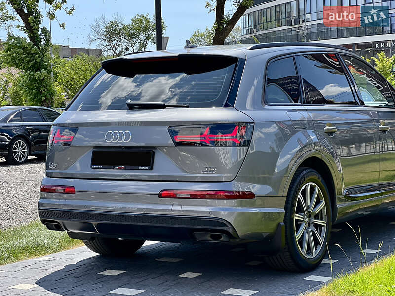 Позашляховик / Кросовер Audi Q7 2017 в Ужгороді