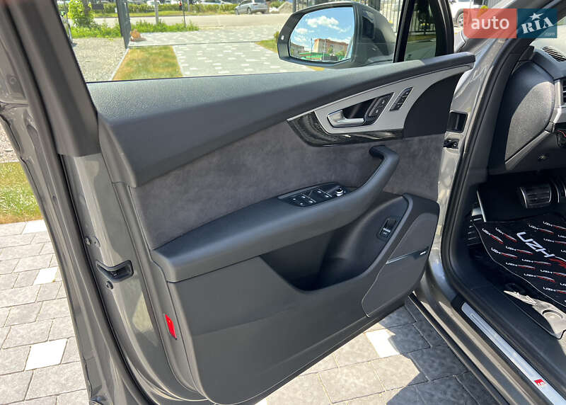 Позашляховик / Кросовер Audi Q7 2017 в Ужгороді