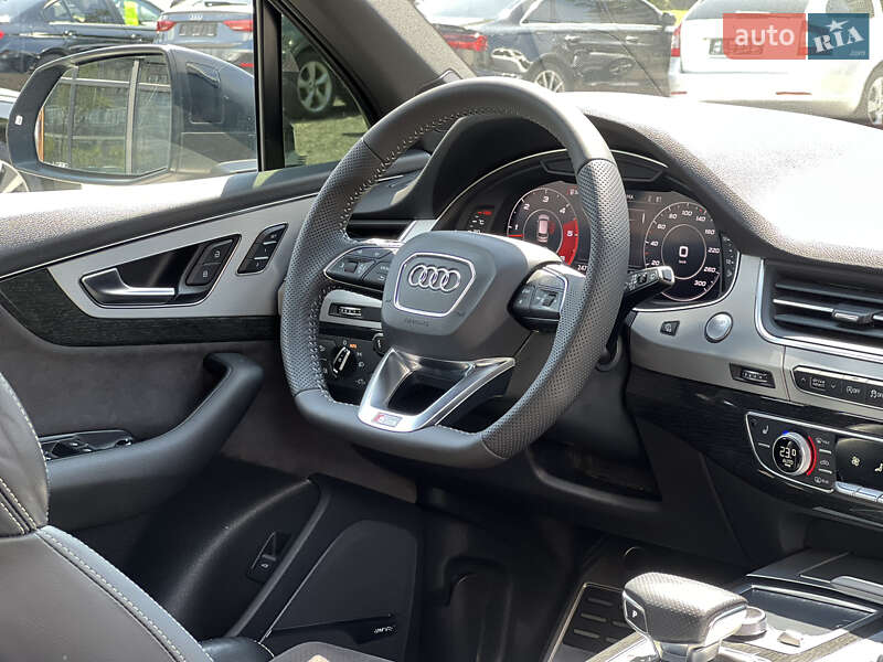 Позашляховик / Кросовер Audi Q7 2017 в Ужгороді