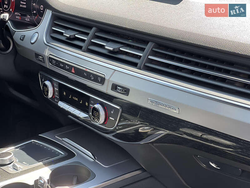 Позашляховик / Кросовер Audi Q7 2017 в Ужгороді