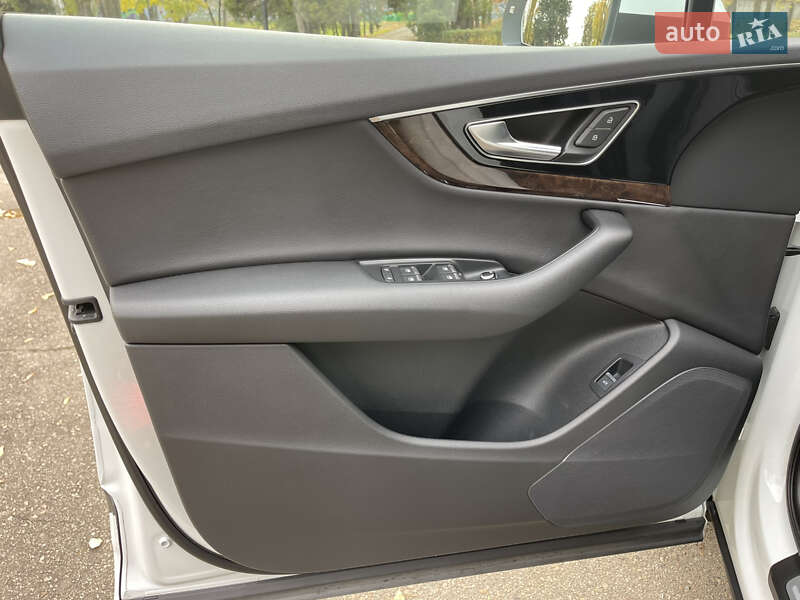 Внедорожник / Кроссовер Audi Q7 2015 в Киеве