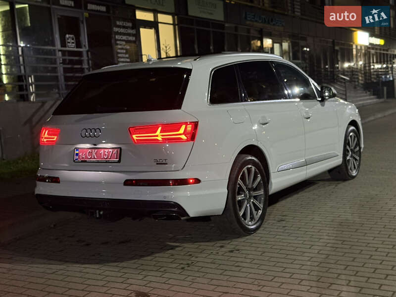 Внедорожник / Кроссовер Audi Q7 2017 в Новояворовске