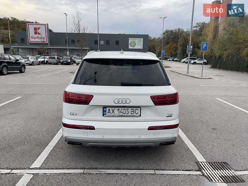 Позашляховик / Кросовер Audi Q7 2017 в Ужгороді