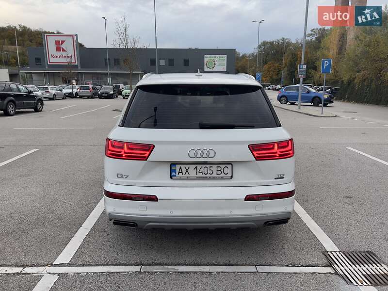 Позашляховик / Кросовер Audi Q7 2017 в Ужгороді