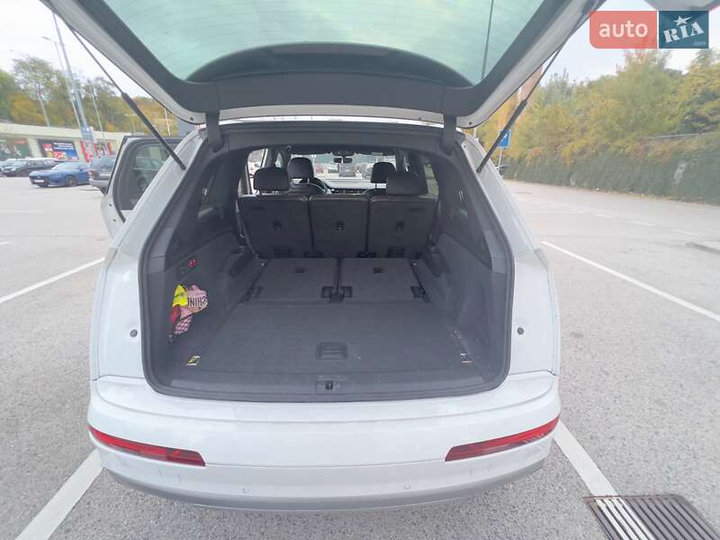 Позашляховик / Кросовер Audi Q7 2017 в Ужгороді