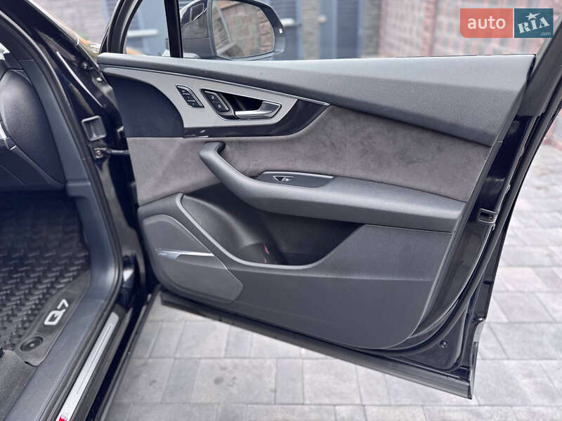 Позашляховик / Кросовер Audi Q7 2017 в Рівному