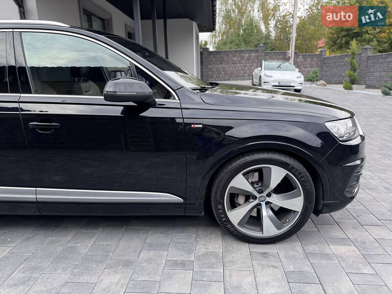 Позашляховик / Кросовер Audi Q7 2017 в Рівному