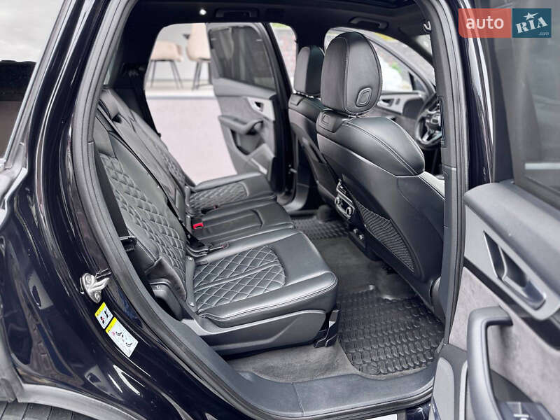 Позашляховик / Кросовер Audi Q7 2017 в Рівному