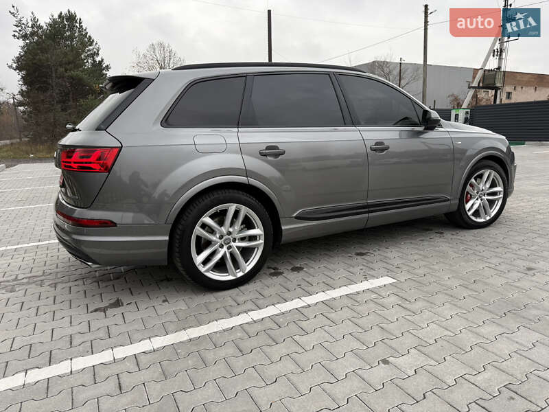 Позашляховик / Кросовер Audi Q7 2015 в Луцьку