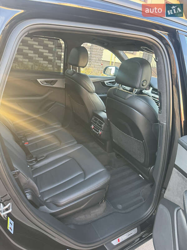 Позашляховик / Кросовер Audi Q7 2016 в Рівному