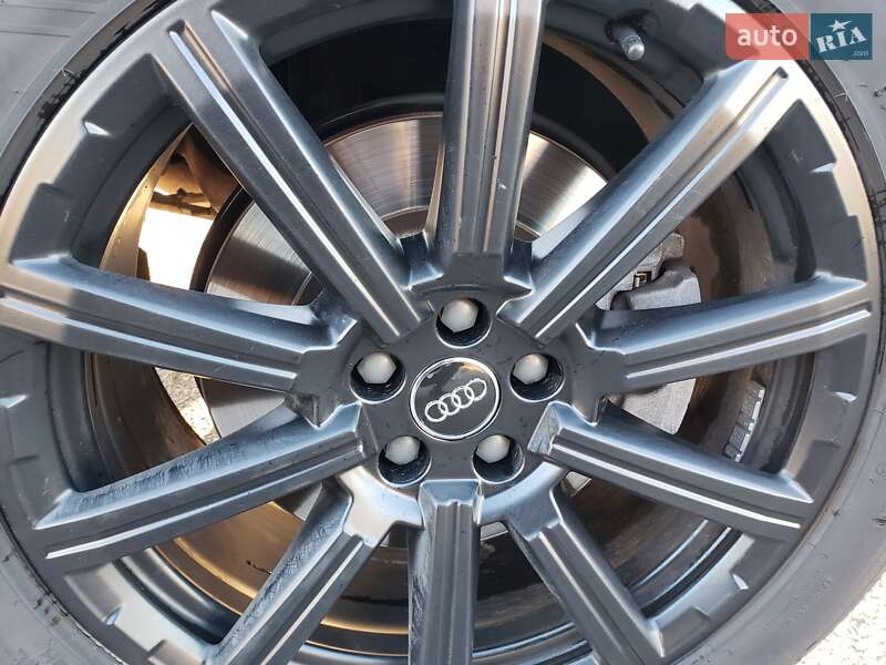 Позашляховик / Кросовер Audi Q7 2016 в Чуднові