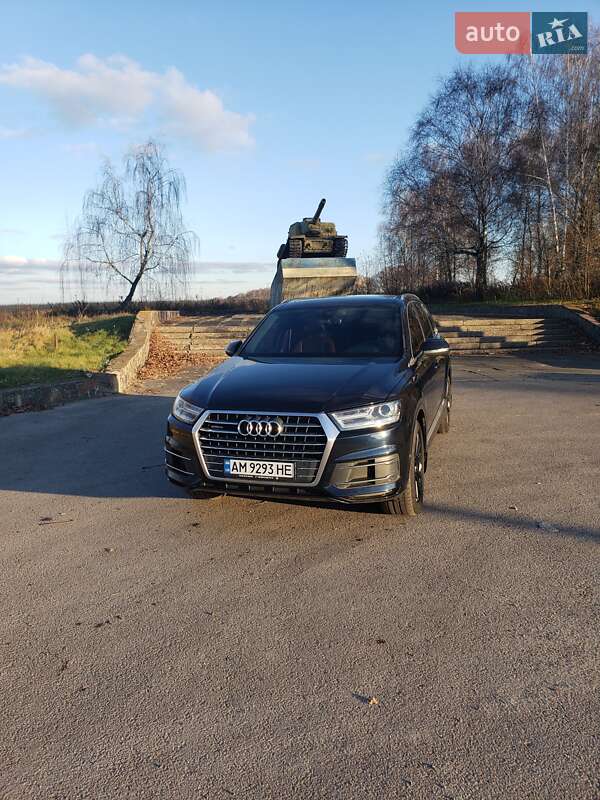 Внедорожник / Кроссовер Audi Q7 2016 в Чуднове